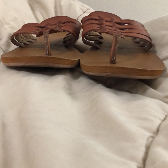 Super cute! Size 8 Tan Cobian Belize Flip Flops In GUC - Picture 3 of 5